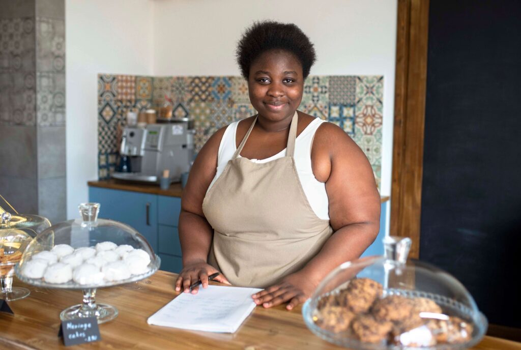Empreendedora negra em seu negócio de doces